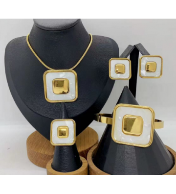 Solo Collar acero Dorado...