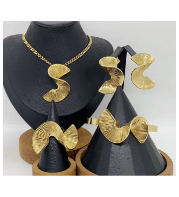 Solo Collar acero Dorado...