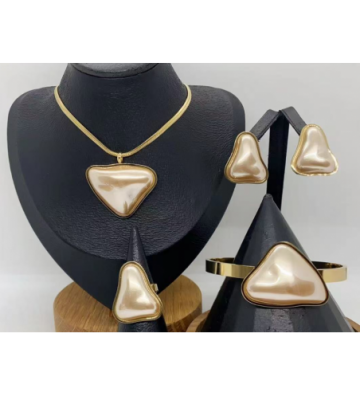 Solo Collar acero Dorado...
